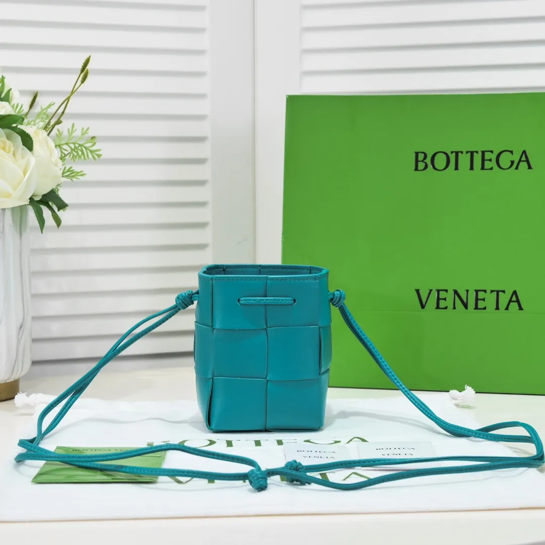 Small shining blue 🔻Bottega veneta* new woven small bucket bag latest series# The square bag shape is matched with classic woven elements, drawstring design, minimalism, and has a very large capacity. Every color is beautiful, it is simple and elegant but has a cool style. It can be used by both men and women, and the upper body is fashionable and classy! Style number: 6611# Large size: 14*9*9cm